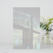 Brooklyn Bridge in de nacht van Manhattan Bridge Briefpapier (Staand voorkant)