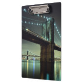 Brooklyn Bridge in de nacht van Manhattan Bridge Klembord (Links)