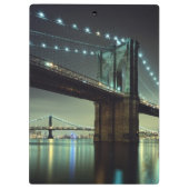 Brooklyn Bridge in de nacht van Manhattan Bridge Klembord (Achterkant)