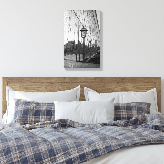 Brooklyn Bridge Lamp in B&W op canvas (Insitu (Slaapkamer))