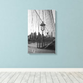 Brooklyn Bridge Lamp in B&W op canvas Afdruk (Insitu (Houten vloer))