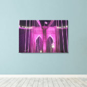 Brooklyn Bridge Lit Paars Canvas Afdruk (Insitu (Houten vloer))