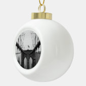 Brooklyn Bridge zwarte en witte kerstmis Keramische Bal Ornament (Rechts)