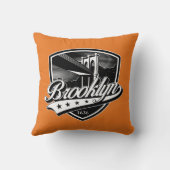 Brooklyn Schild met Swoosh-ontwerp Kussen (Achterkant)
