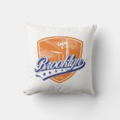 Brooklyn Shield met Swoosh Design Kussen (Voorkant)