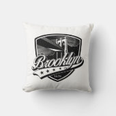 Brooklyn Shield met Swoosh Design Kussen (Voorkant)