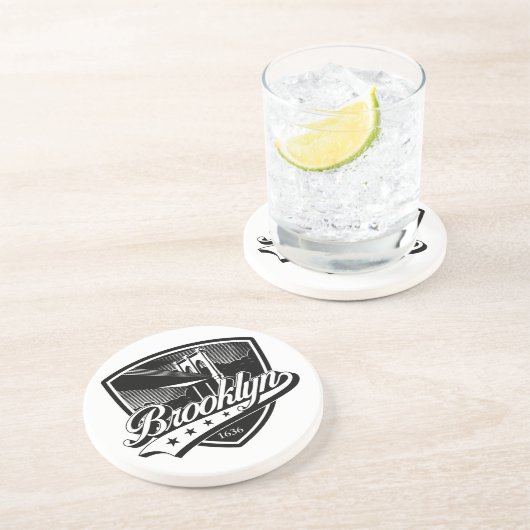 Brooklyn Shield met Swoosh Design Zandsteen Onderzetter (Zijkant)