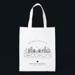 Brooklyn Wedding | Stylized Skyline Grocery Bag Boodschappentas<br><div class="desc">Een unieke trouwtas voor een bruiloft die plaatsvindt in de mooie stad Brooklyn in New York. Deze tas bevat een gestileerde illustratie van de unieke skyline van de stad met de naam eronder. Dit wordt gevolgd door je trouwdaggegevens in een overeenkomende open stijl.</div>