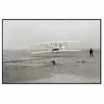 Brothers Flyer First Planer Aviation Fotobeeldje Magneet<br><div class="desc">De Wright Flyer was een uitvinding uit 1903 van Brothers Orville Wright en Wilbur Wright. De eerste gemotoriseerde vlucht van een vliegtuig vond plaats op 17 december 1903 in de buurt van Kat Hawk, North Carolina. Dit werk is in het publieke domein in de Verenigde Staten omdat het voor 1...</div>