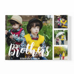 Brothers Gepersonaliseerd Foto Collage Plaque Fotoplaat<br><div class="desc">Deze moderne broers, fotocollage plaque is het perfecte geschenk voor je broer, met 4 van je favoriete foto's, de tekstbroers in een leuk script lettertype, en personaliseer je dan met je namen. Fantastisch als kerstmis, afstuderen, galatines, verjaardag of geschenk voor een andere speciale gelegenheid, kunnen de doopvontstijl, grootte en kleur...</div>