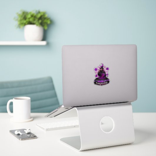 Brouwen met Magic Brew Wizard met tekst Logo Sticker (Laptop op bureau)