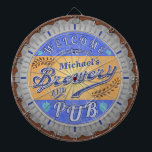 Brouwerij Pub - Pet met speciale bierflesjes Dartbord<br><div class="desc">Dit ontwerp voor je brouwerij en café decor is gemaakt om eruit te zien als een pet van een bierfles. Er staat: "Welkom bij [Jouw naam] brouwerij en pub." De tekst en het ontwerp hebben een geïrriteerde, weergalde blik, om het afbeelding van het pet van de fles enigszins antiek te...</div>