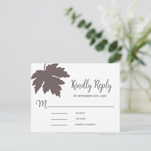 Brown Autum Maple Leaf Wedding RSVP Kaart (Staand voorkant)