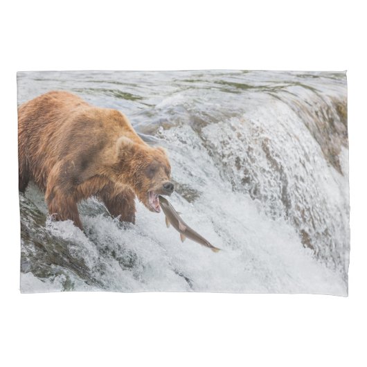 Brown Bear Catches Red Salmon Kussensloop (Voorkant)