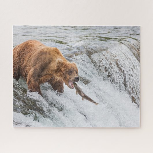 Brown Bear Catches Red Salmon Legpuzzel (Horizontaal)