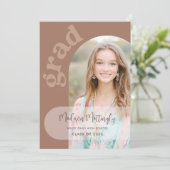 Brown Boho Arch Graduation Party Fotouitnodiging Kaart (Staand voorkant)