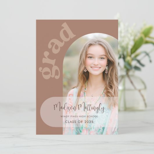 Brown Boho Arch Graduation Party Fotouitnodiging Kaart (Staand voorkant)