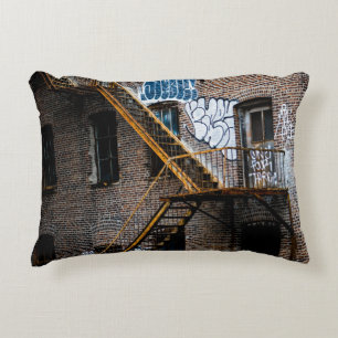 BROWN BRICK GEBOUWD MET GEEL METALE LADDER ACCENT KUSSEN