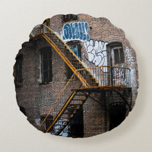BROWN BRICK GEBOUWD MET GEEL METALE LADDER ROND KUSSEN