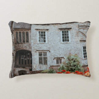 BROWN BRICKED HOUSE NEAR RED FLOWERS ACCENT KUSSEN