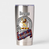 Brown Clan Badge & Tartan Geïsoleerde Drinkbeker (Voorkant)