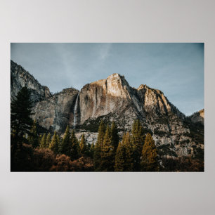 BROWN CLIFF NEAR BOMEN ONDER BLUE SKY POSTER