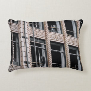 BROWN CONCRETE BOUWING MET GLASS-VENSTERS ACCENT KUSSEN