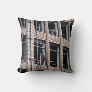 BROWN CONCRETE BOUWING MET GLASS-VENSTERS KUSSEN
