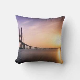 BROWN CONCRETE BRIDGE TIJDENS DAGEN KUSSEN