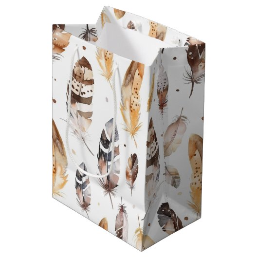 Brown Cream Tribal Native Feathers Verjaardag Medium Cadeauzakje (Voorkant Gekanteld)