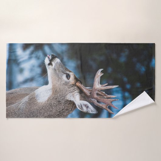 BROWN DEER IN TILT SHIFT LENS BADHANDDOEK (Badhanddoek)