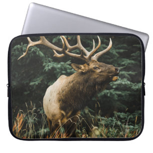 BROWN DEER OP GROENE GRAS TIJDENS DAG LAPTOP SLEEVE
