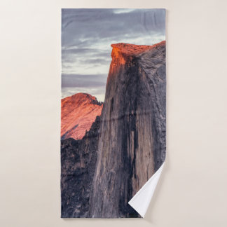 BROWN EN GRAY ROCK FORMATION ONDER GRAY CLOUDS BADHANDDOEK