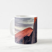 BROWN EN GRAY ROCK FORMATION ONDER GRAY CLOUDS KOFFIEMOK (Voorkant links)