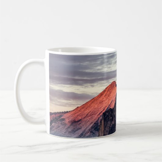 BROWN EN GRAY ROCK FORMATION ONDER GRAY CLOUDS KOFFIEMOK (Links)