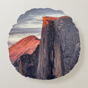 BROWN EN GRAY ROCK FORMATION ONDER GRAY CLOUDS ROND KUSSEN