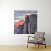 BROWN EN GRAY ROCK FORMATION ONDER GRAY CLOUDS WANDKLEED (In situ)