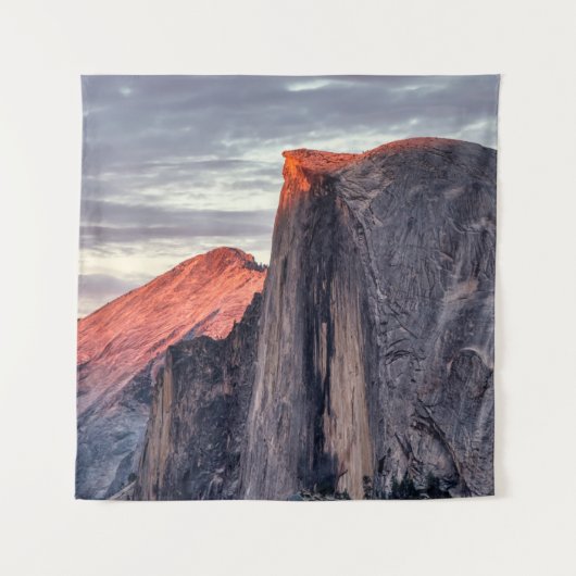 BROWN EN GRAY ROCK FORMATION ONDER GRAY CLOUDS WANDKLEED (Voorkant)