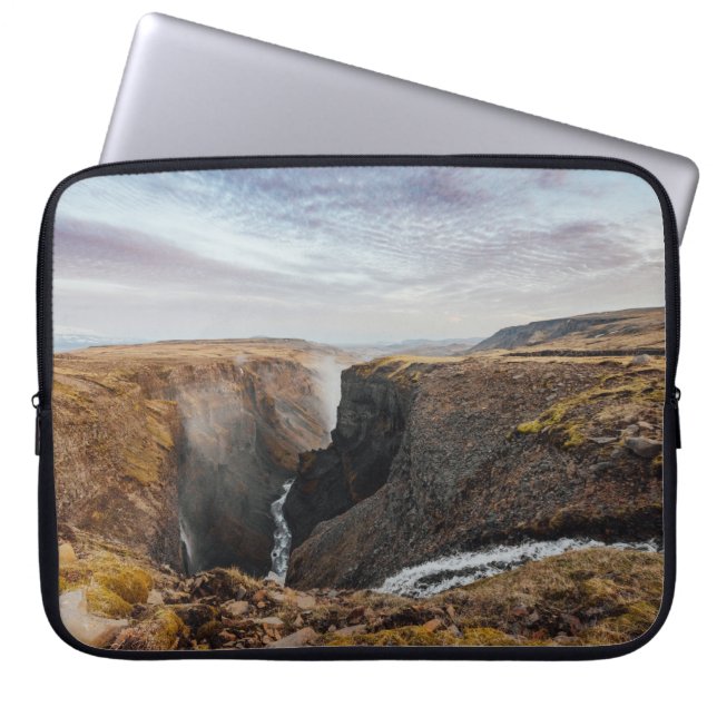 BROWN EN GRAY ROCKY MOUNTAIN ONDER GRAY CLOUDS LAPTOP SLEEVE (Voorkant)