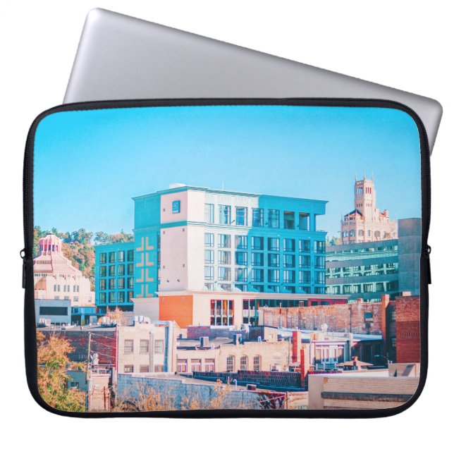 BROWN- EN WITCONCRETE BOUWEN ONDER BLUE SKY LAPTOP SLEEVE (Voorkant)
