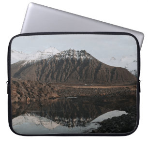 BROWN- EN WITTE MAUNTAINEN NEAIRE LAKE TIJDENS DE  LAPTOP SLEEVE