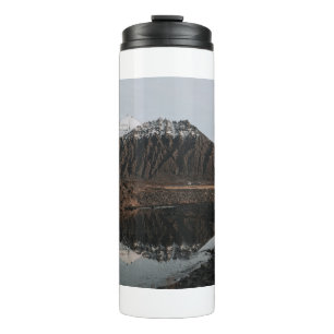 BROWN- EN WITTE MAUNTAINEN NEAIRE LAKE TIJDENS DE THERMOSBEKER