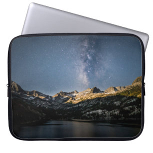 BROWN EN ZWARTE MOUNTAINE ONDER GRIJS CLOUDY SKY LAPTOP SLEEVE