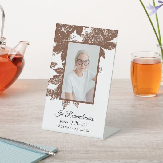 Brown Fall verlaat begrafenisfeest Reclamebord Met Voetstuk (Insitu)