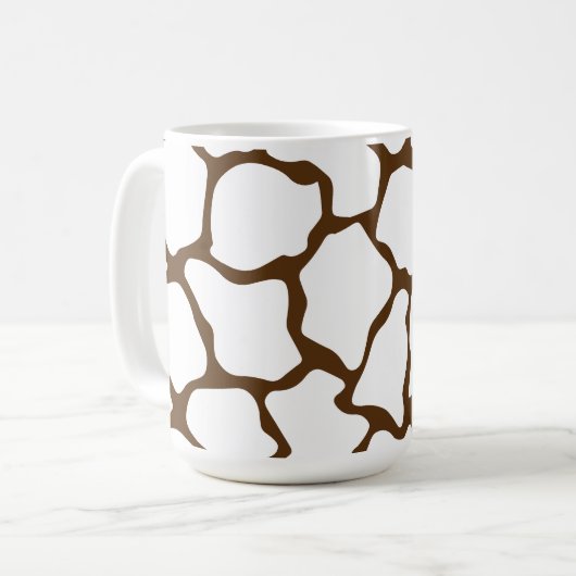 Brown Giraffe Pattern – Minimal Animal Print Koffiemok (Voorkant links)