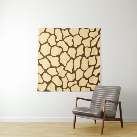 Brown Giraffe Pattern – Minimal Animal Print Wandkleed (In situ)