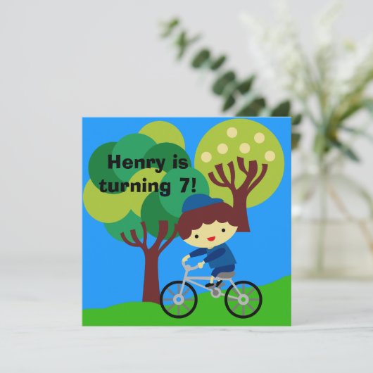 Brown Hair Boy over Bicycle Birthday Uitnodiging (Staand voorkant)