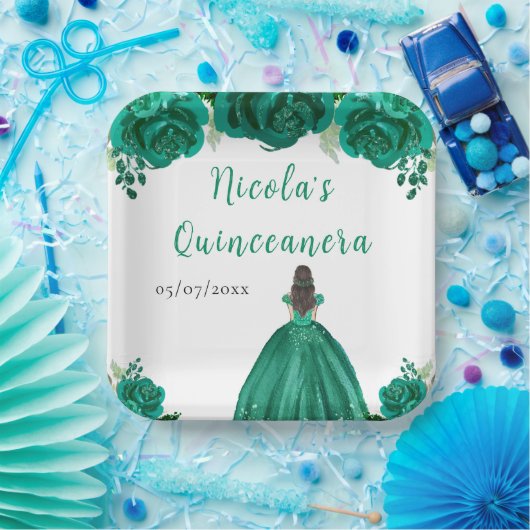 Brown Hair Princess Green Floral Quinceanera Papieren Bordje (Feest)