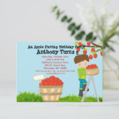 Brown Haire Boy Apple die Birthday party speelt Kaart (Staand voorkant)