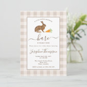 Brown Hare On Beige Gingham Easter Baby Shower Kaart (Staand voorkant)